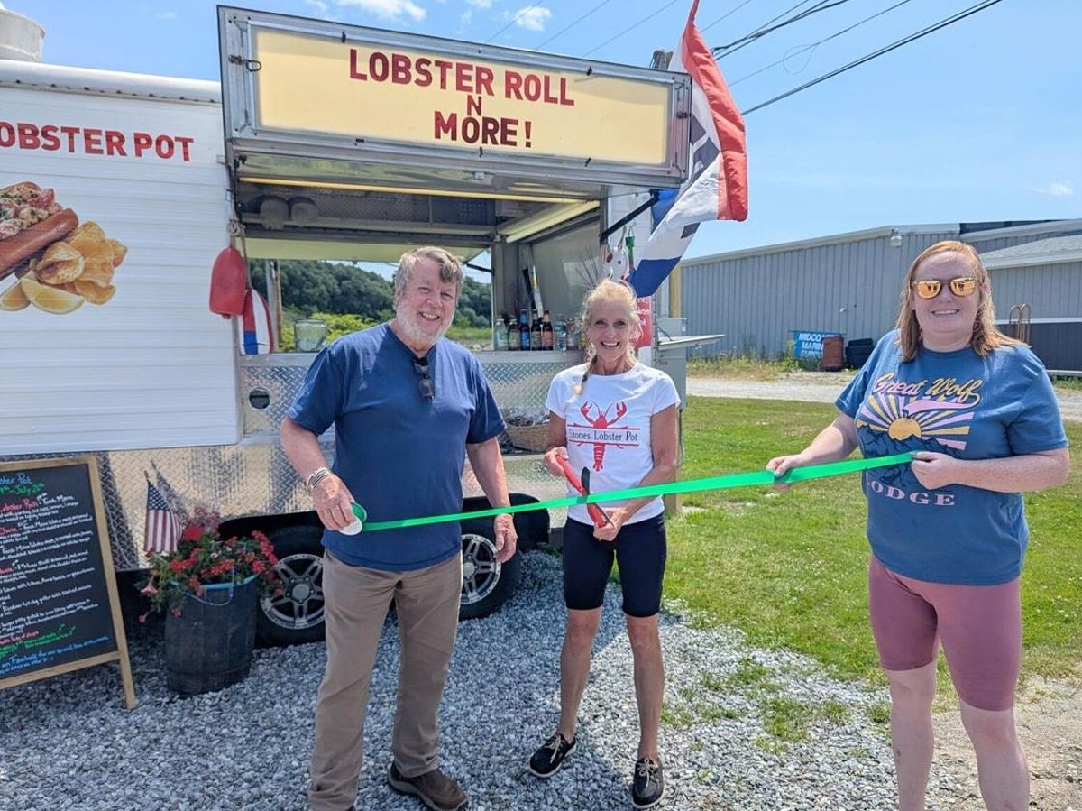 Lobster roll food truck opens in parking lot of midcoast pot shop
