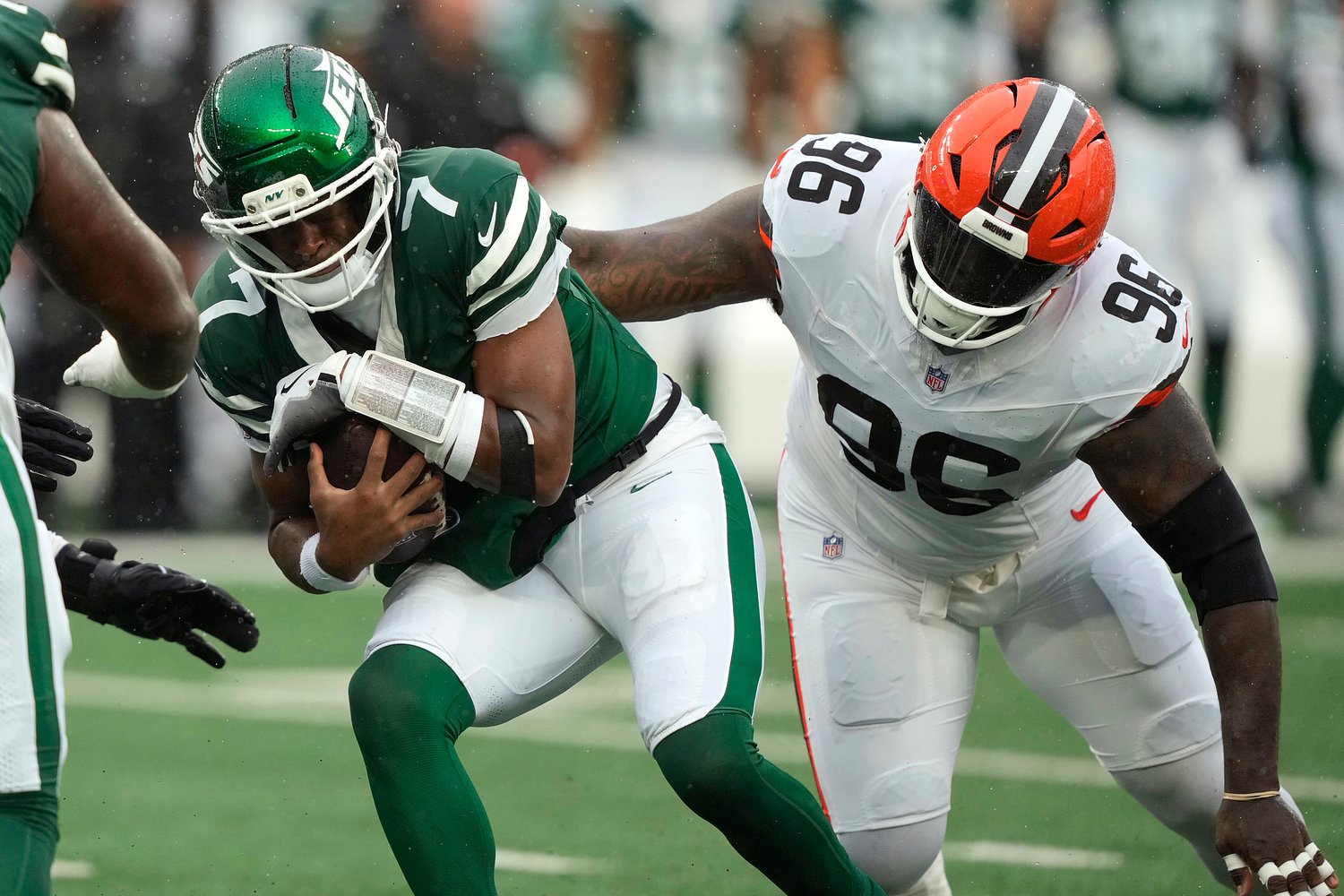 Browns sign DT Maliek Collins to a 2-year extension through 2028