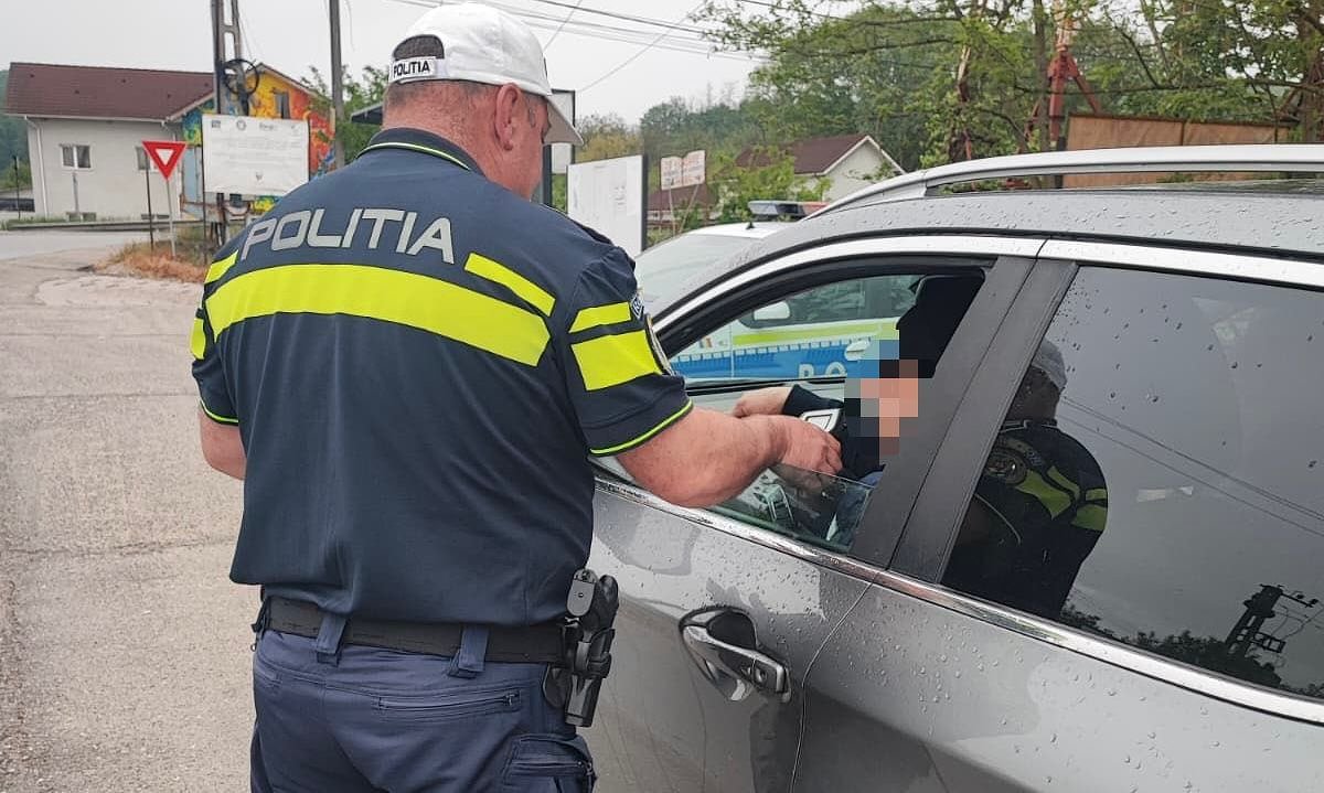 Șofer „floricică” oprit de patrula rutieră pe o stradă din Sibiu. Nimic nu era în regulă cu el la volan