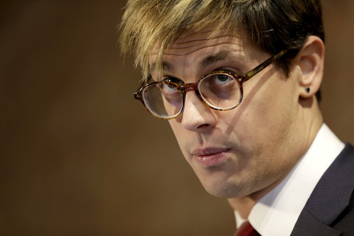 Right-wing commentator Milo Yiannopoulos removed from U.S. for immigration violations