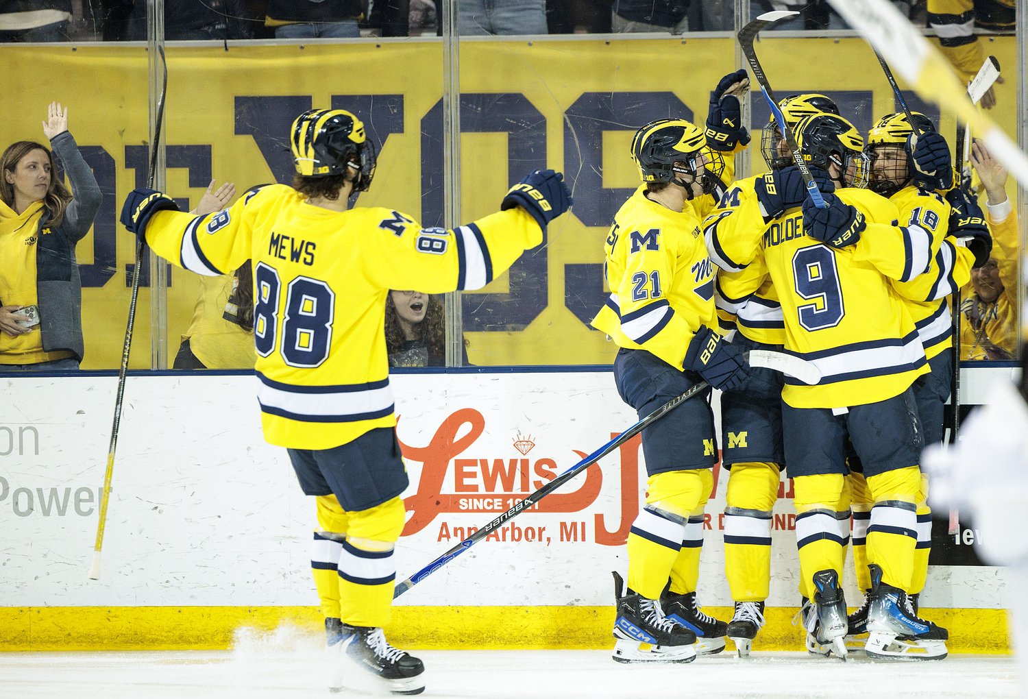 No. 2 Michigan hockey’s offense erupts in rout