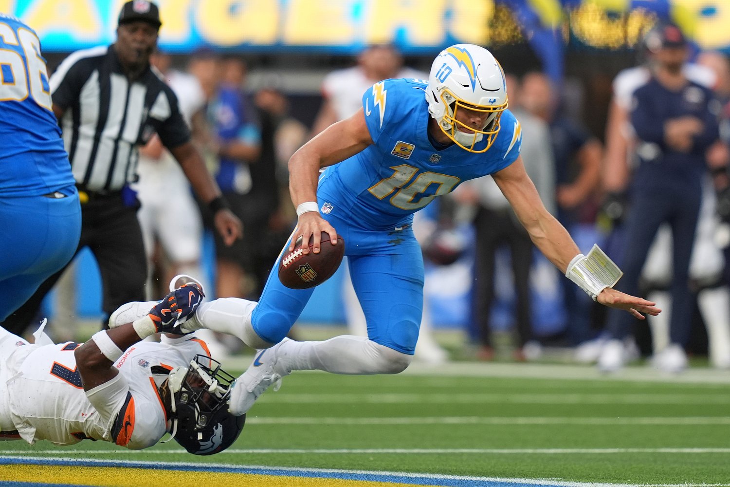 Justin Herbert’s simple formula for surviving 0-5: Play quarterback, tune out the noise