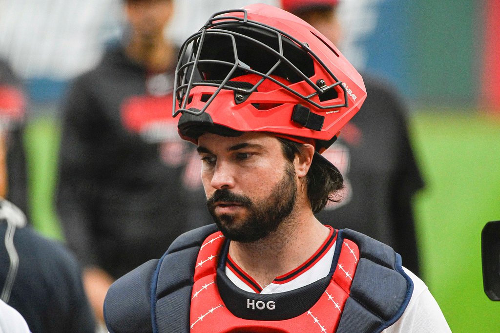 Guardians appear willing to let clubhouse leader Austin Hedges test free agency