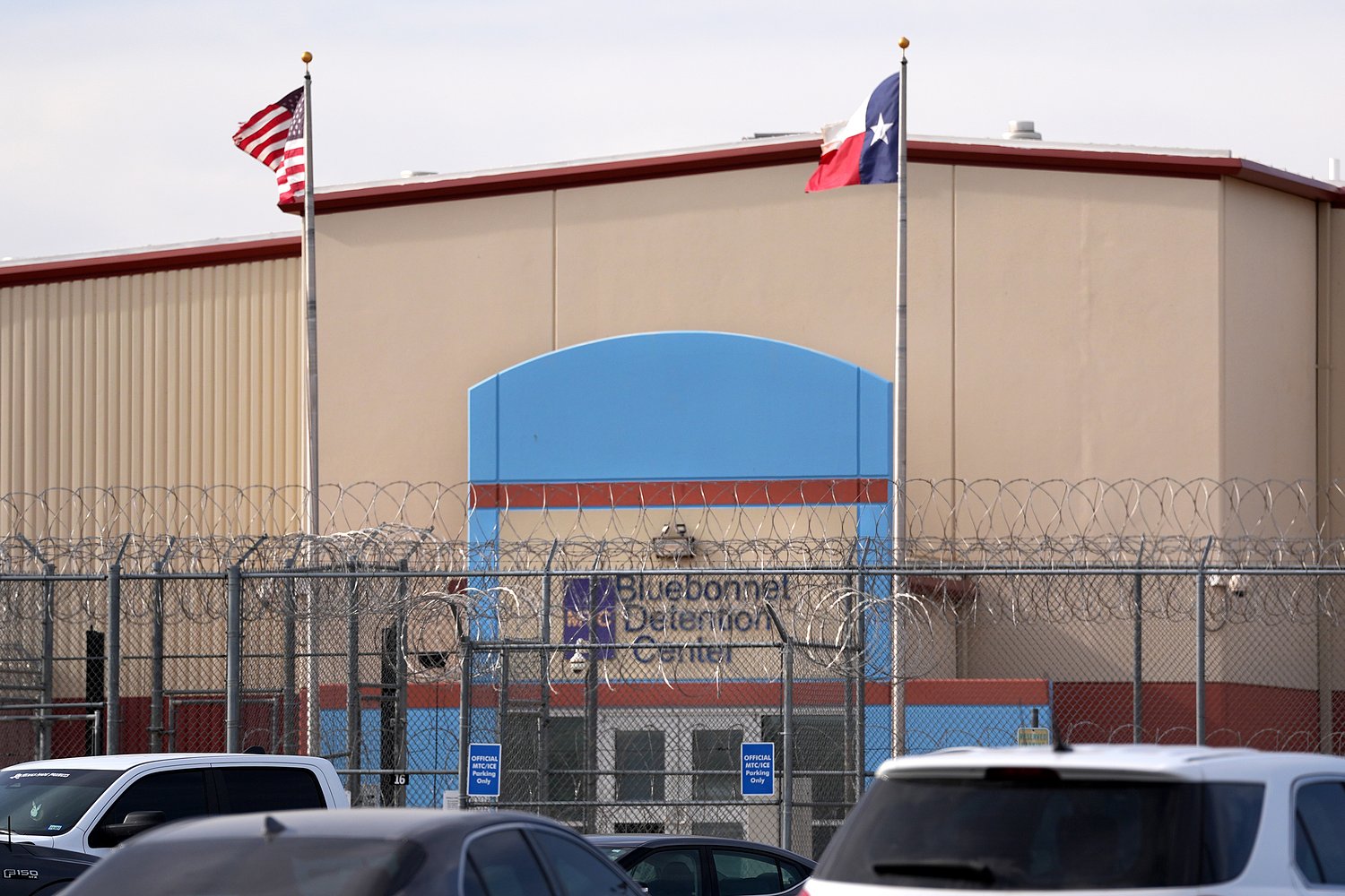 Trump administration can hold immigrants in ICE custody without bond, court rules