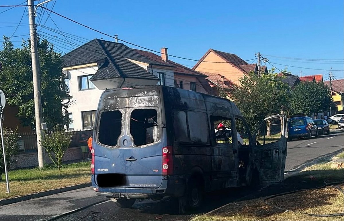 Două accidente pe o strada din Sibiu: un microbuz s-a făcut scrum, iar la câțiva zeci de metri distanță două mașini s-au bușit / foto