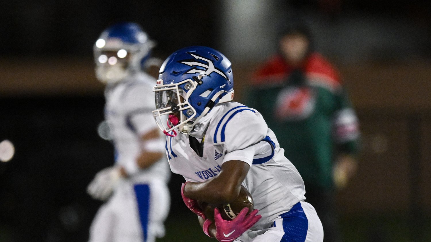 Freshman QB throws for over 200 yards, nearly perfect in N.J. football varsity debut