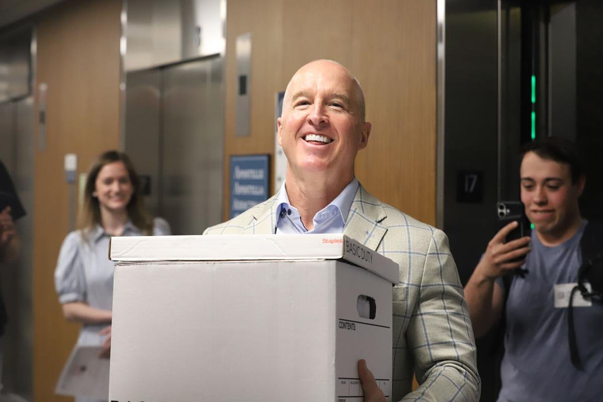 Minogue coasts past Shortsleeve, will face Gov. Healey