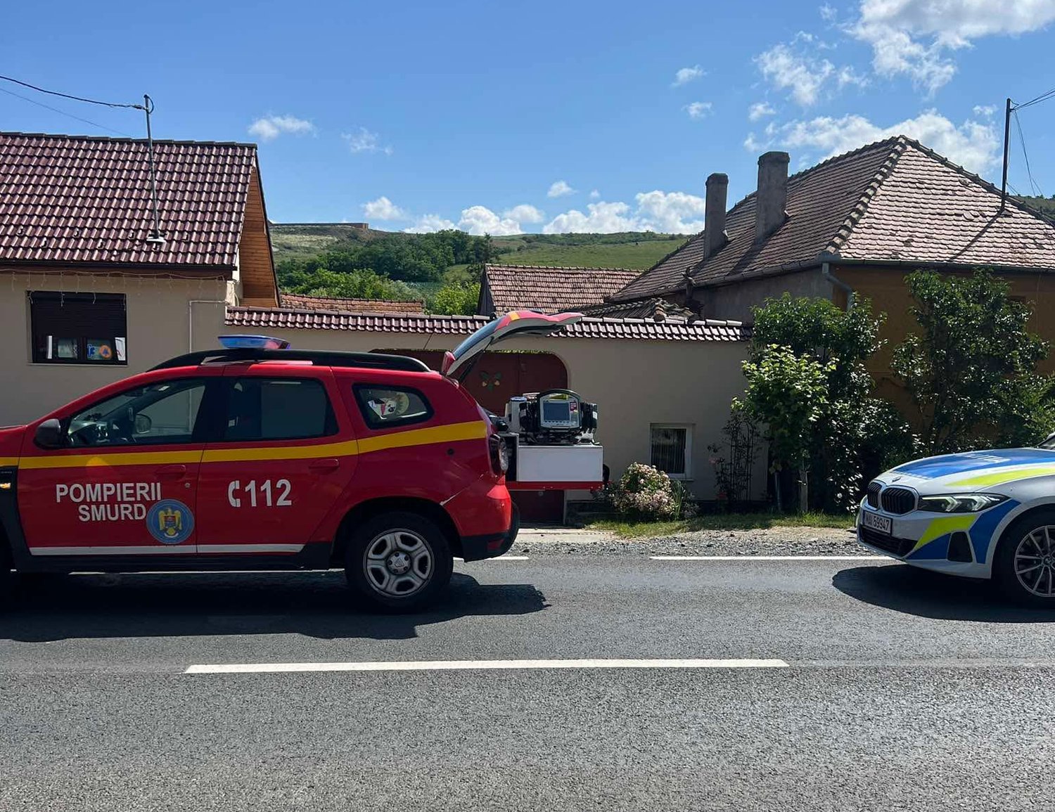 Accident cu doi răniți la Tălmaciu: o mașină s-a izbit de o poartă