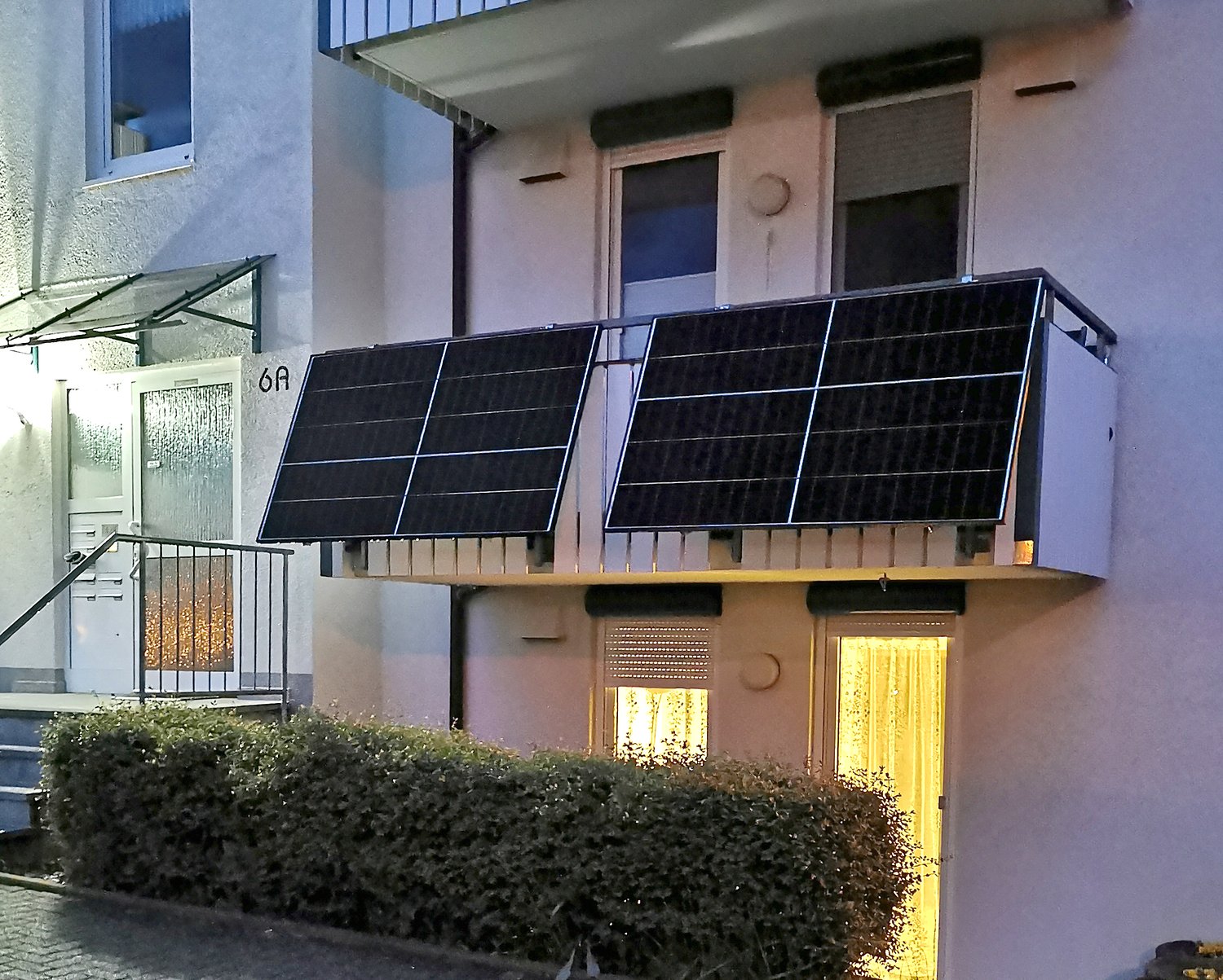 Ayotte signs 'balcony solar' bill