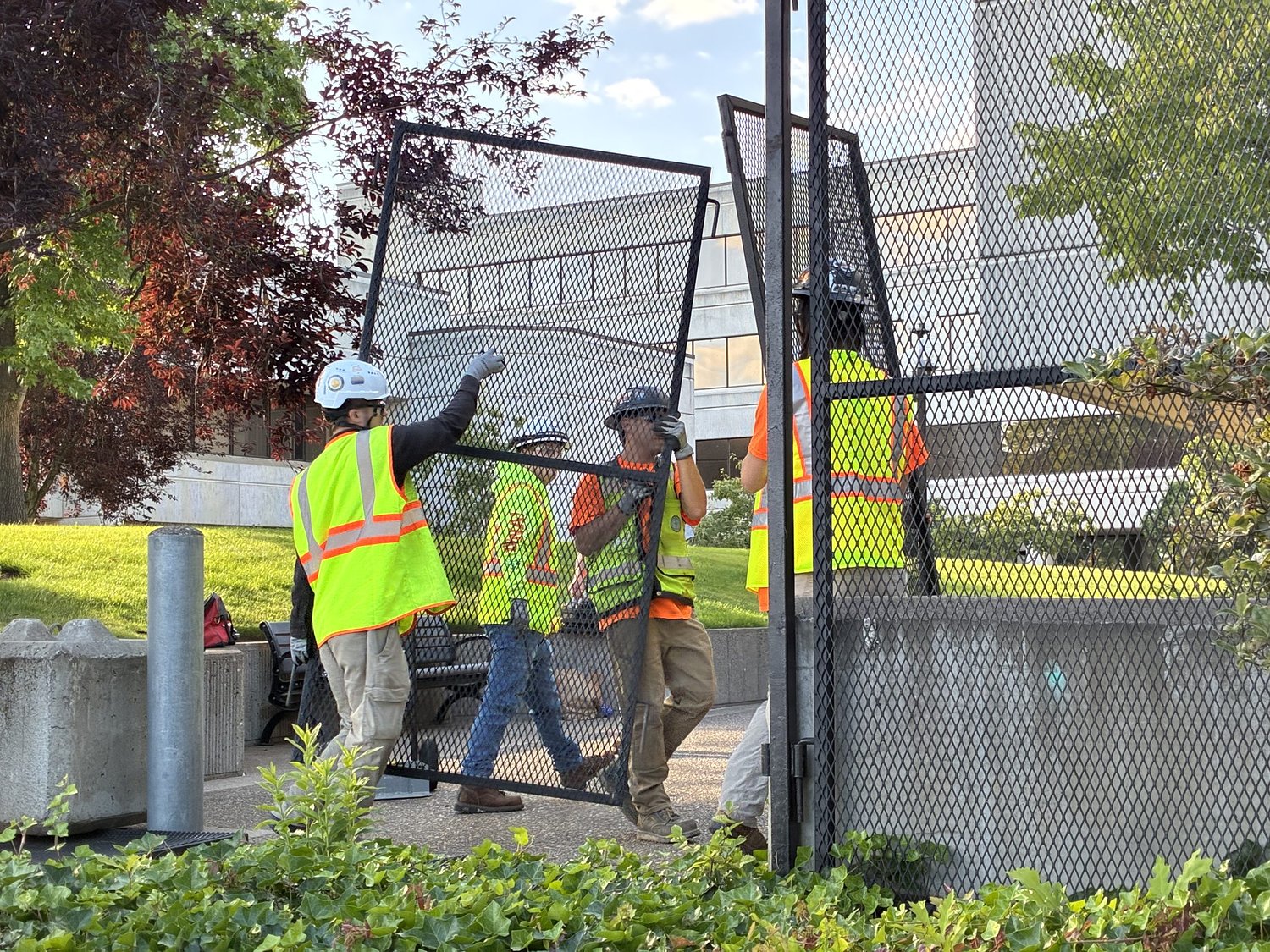 Feds withdraw their request for a stay of fence-removal order