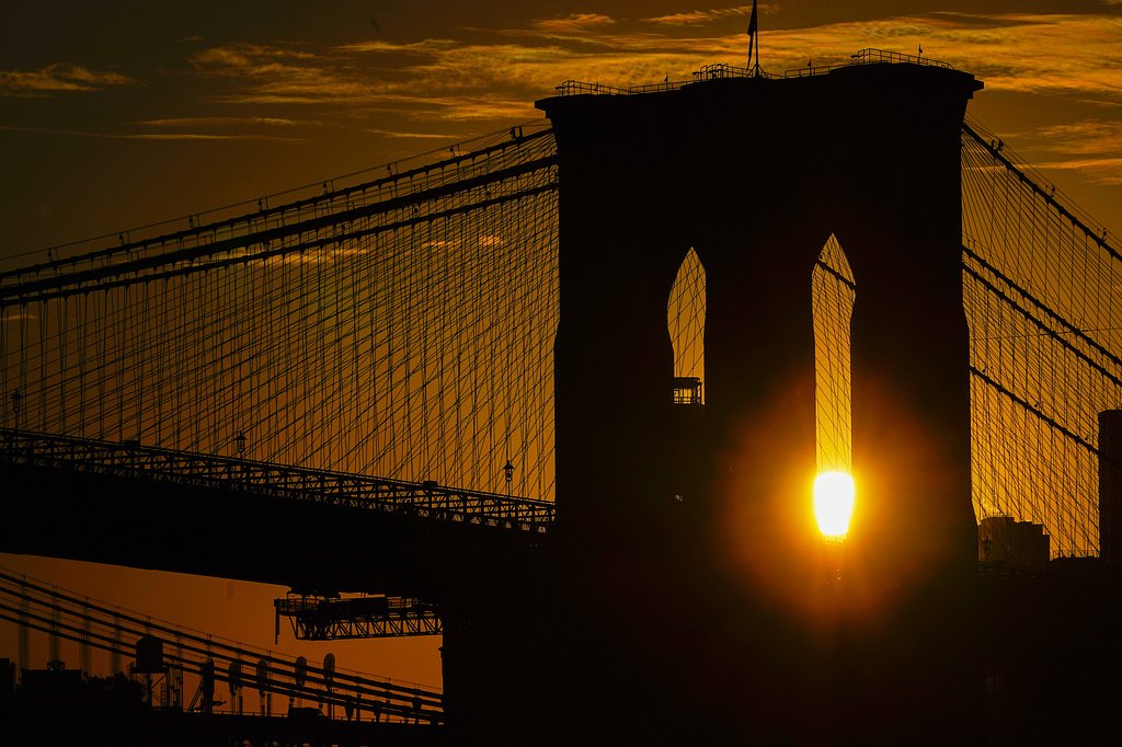 Knife-wielding man on Brooklyn Bridge cables fatally shot after ignoring orders to drop weapon