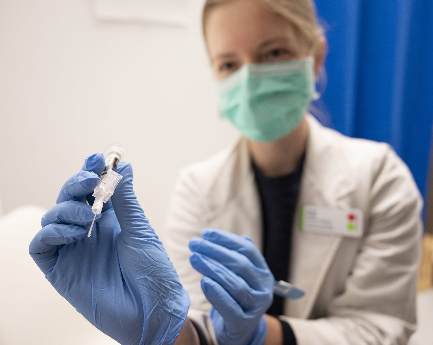 For optimal protection, health experts urge waiting until mid-September to mid-October to get a flu shot