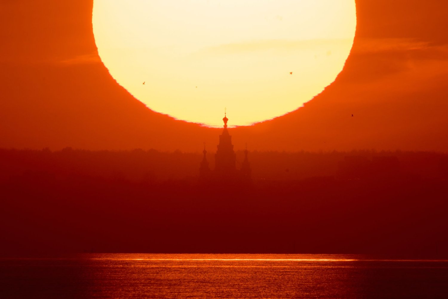 A rare clear sky delivers Lovetsky’s long-awaited sunset shot over St. Petersburg