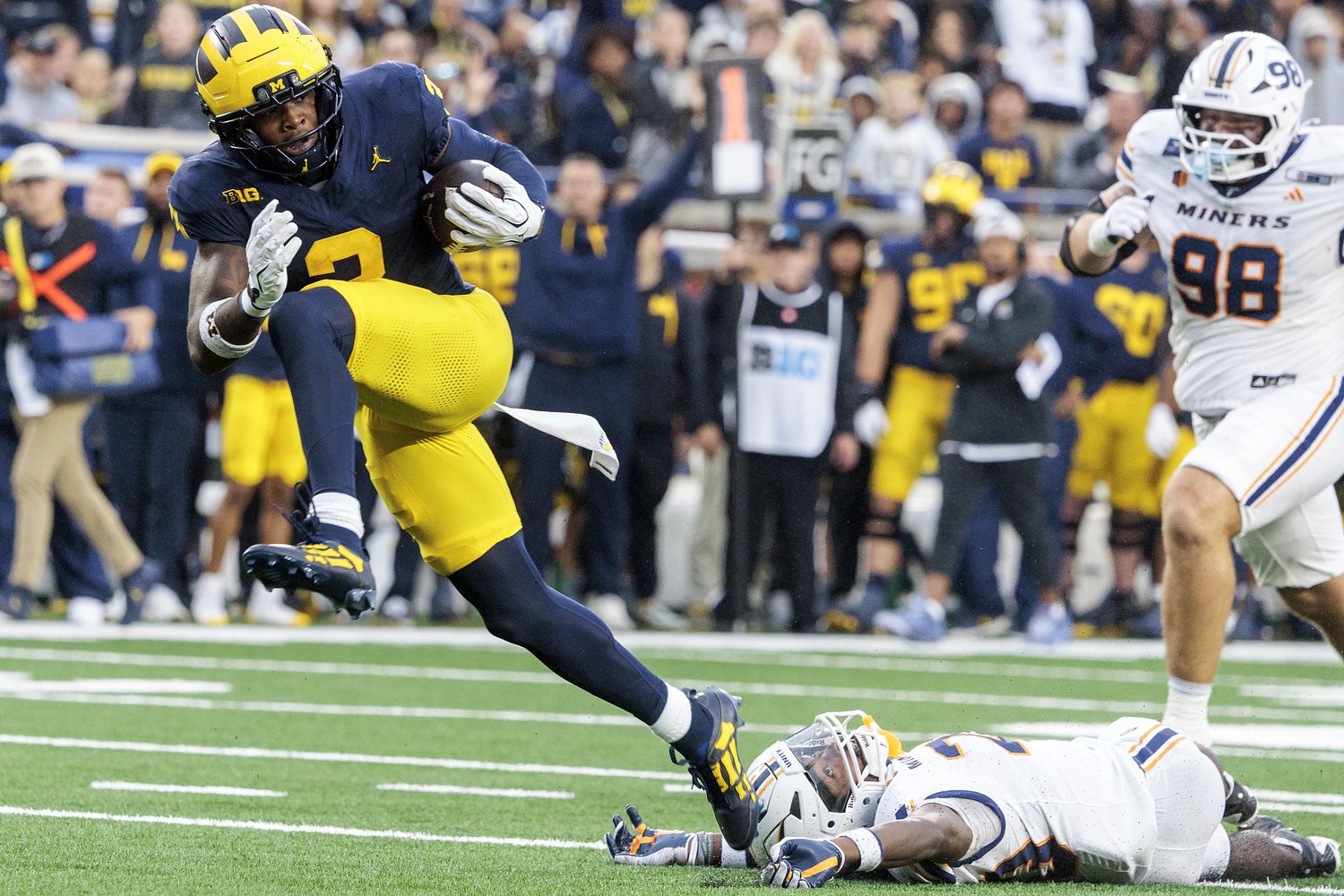 Michigan football rises in AP Top 25 poll ahead of top-20 clash