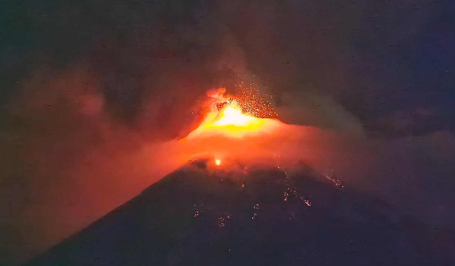 Erupție puternică în America Centrală. Autoritățile evacuează populația din apropierea vulcanului Fuego / video