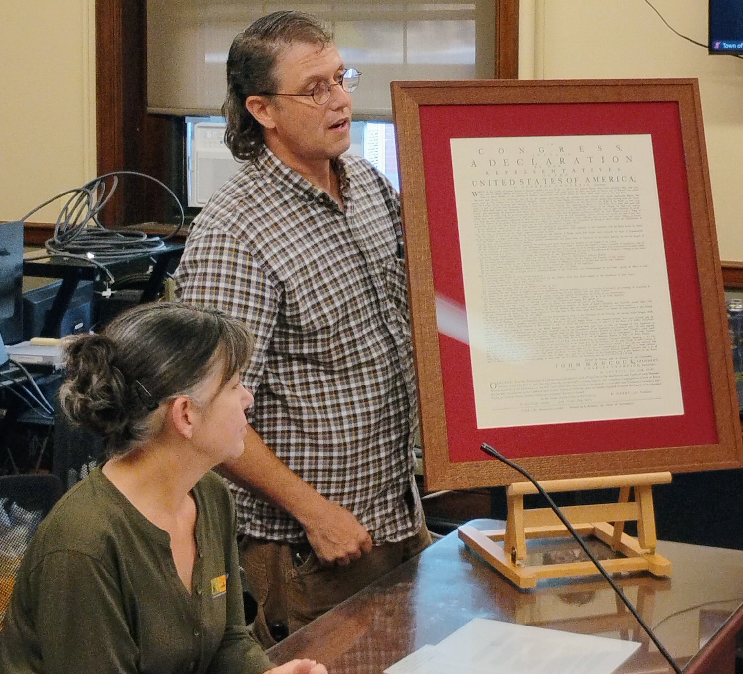 Athol gifted replica of Declaration of Independence