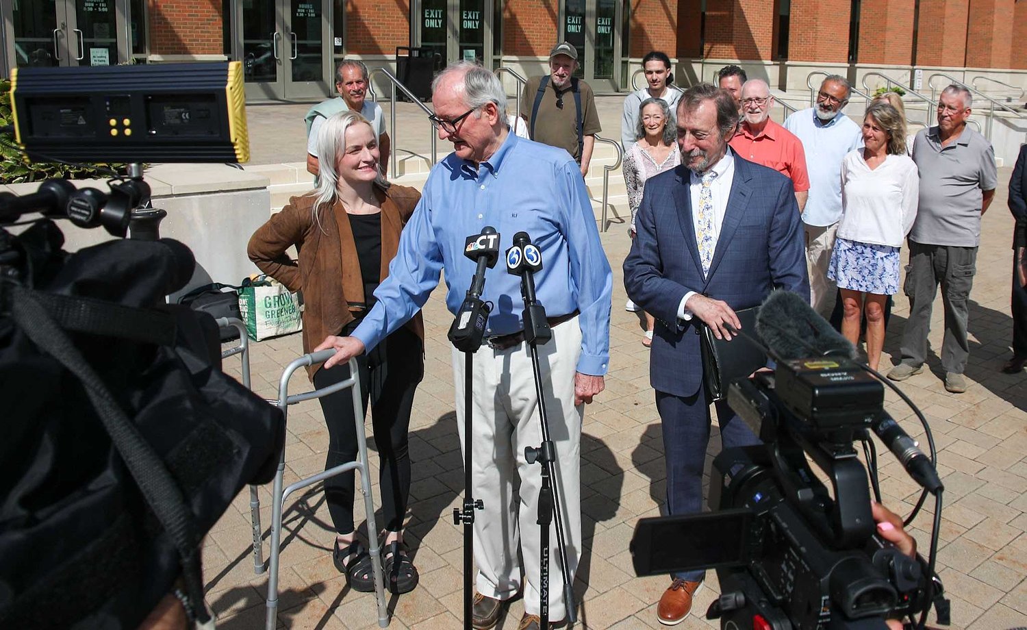 80-year-old Connecticut lawyer walks free after manslaughter conviction overturned