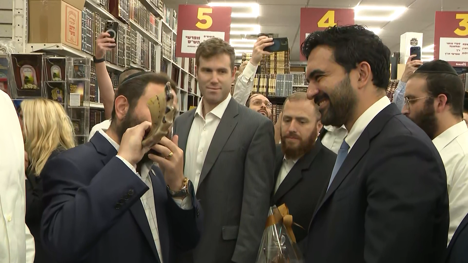 Mamdani visits Borough Park Judaica store ahead of the High Holidays