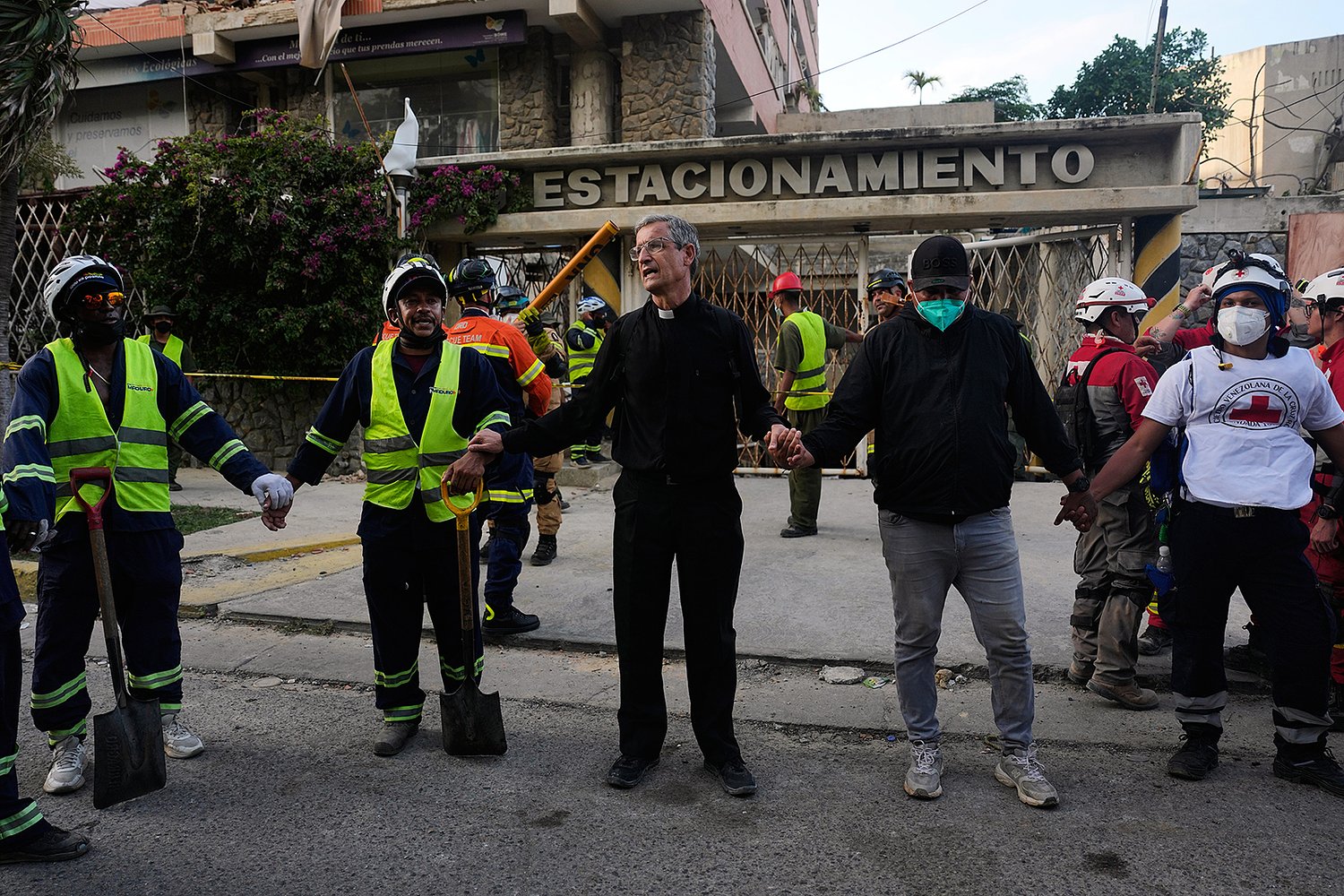 Reeling from Venezuela's earthquakes, churches rush to inspect buildings, distribute supplies