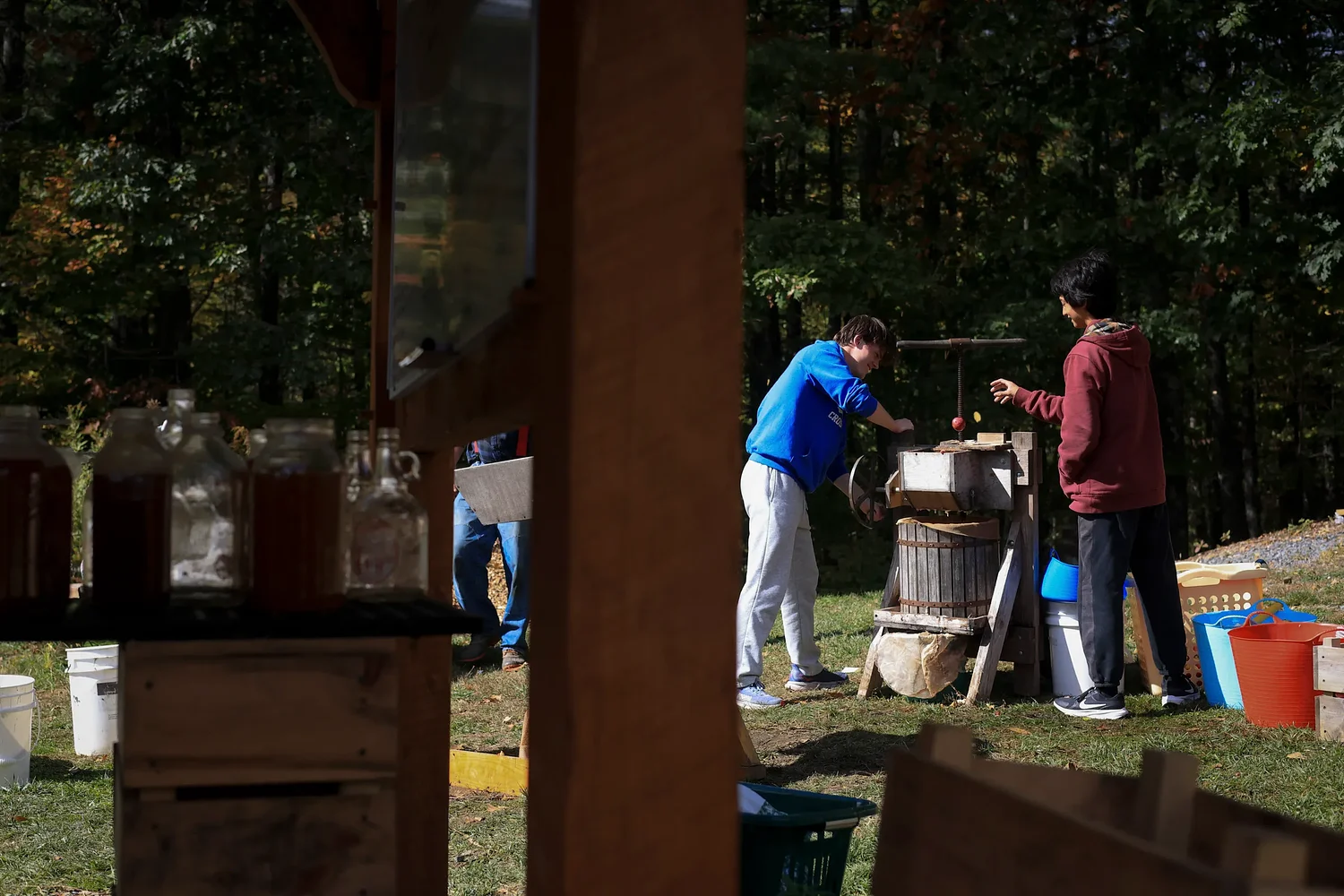 Thetford Academy students transform fresh harvest into cider