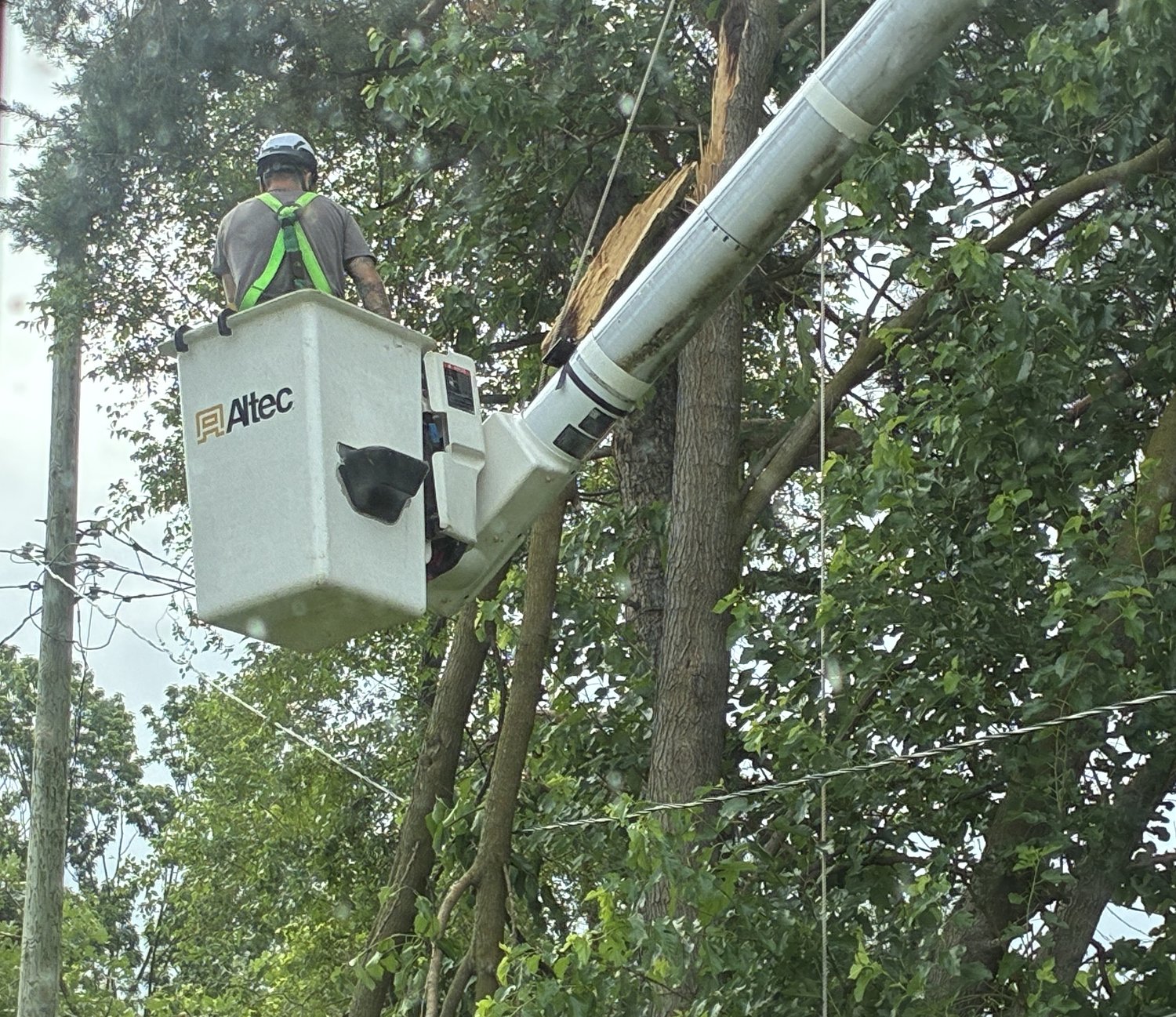 More than 80,000 people still without power in southeast Michigan after storms