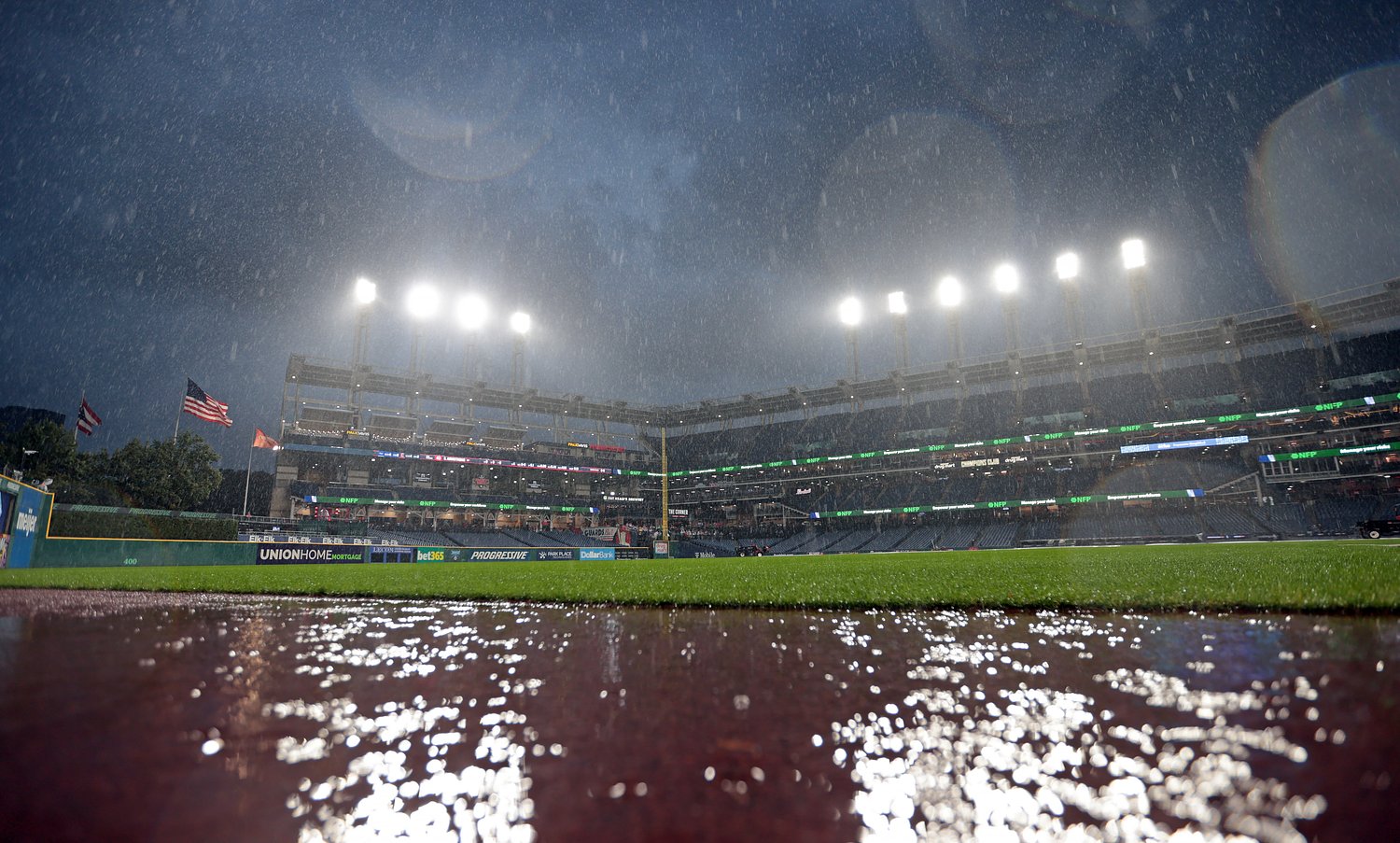 MLB mishandled Friday’s playoff rainout & forgot about fans – Terry Pluto
