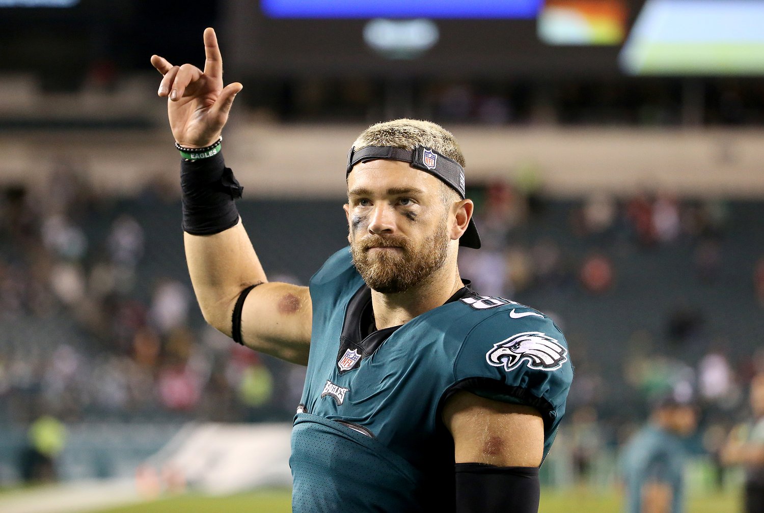 The Eagles are bringing back a franchise legend to help after concerning injury