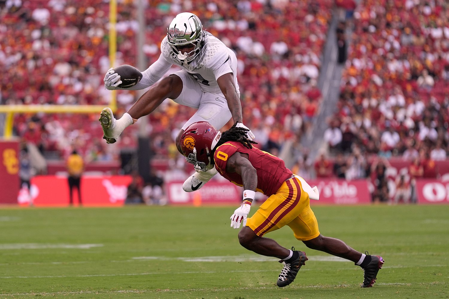 Oregon pulls away for thrilling win over USC, 41-27, after scary injury to Dante Moore