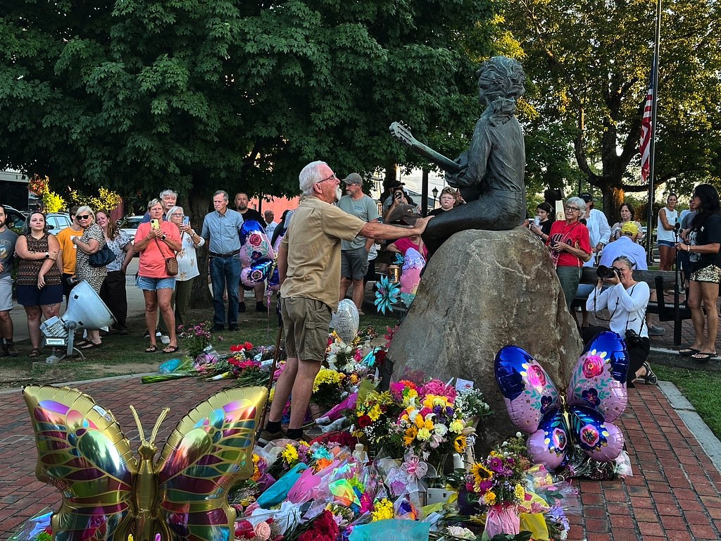 Dolly Parton's love of the Great Smoky Mountains helped transform her hometown