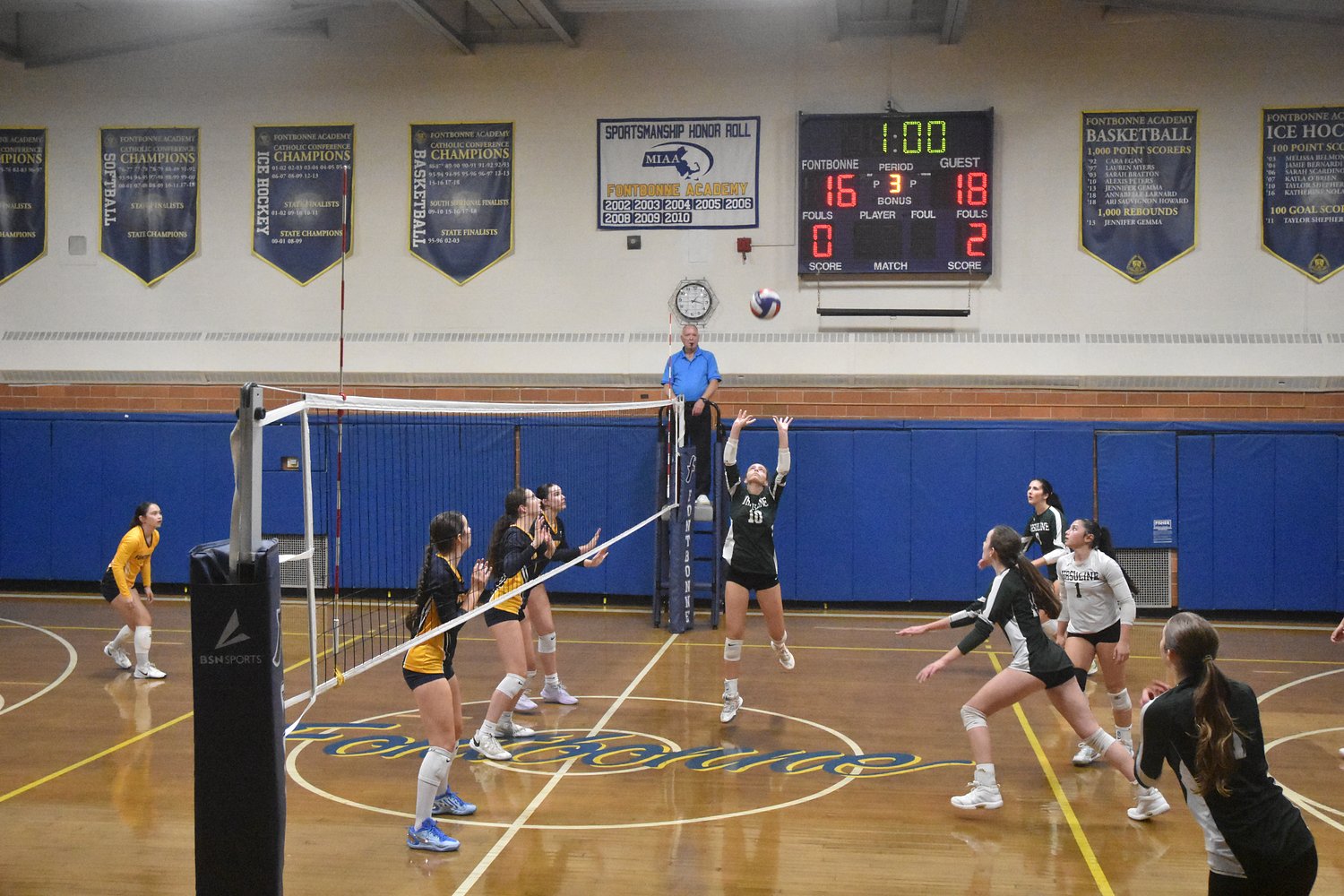 Lauren Kelley leads Ursuline girls volleyball past Fontbonne on the road