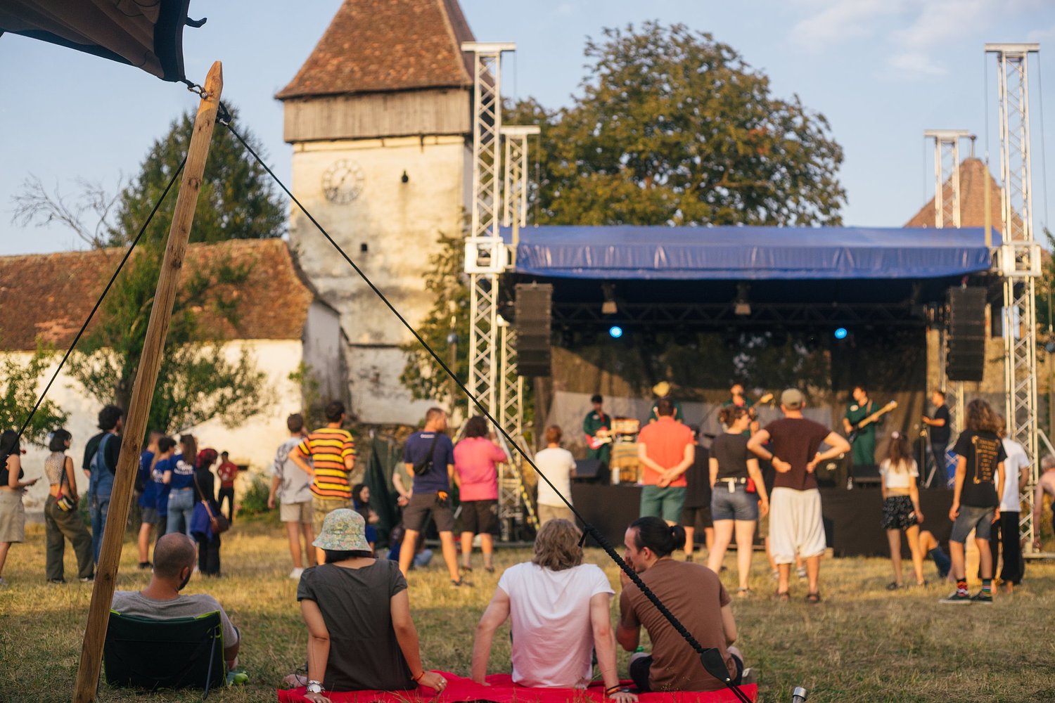 Holzstock Festival 2026, lângă Sibiu: trei zile în afara timpului, în biserica fortificată din Hosman / video