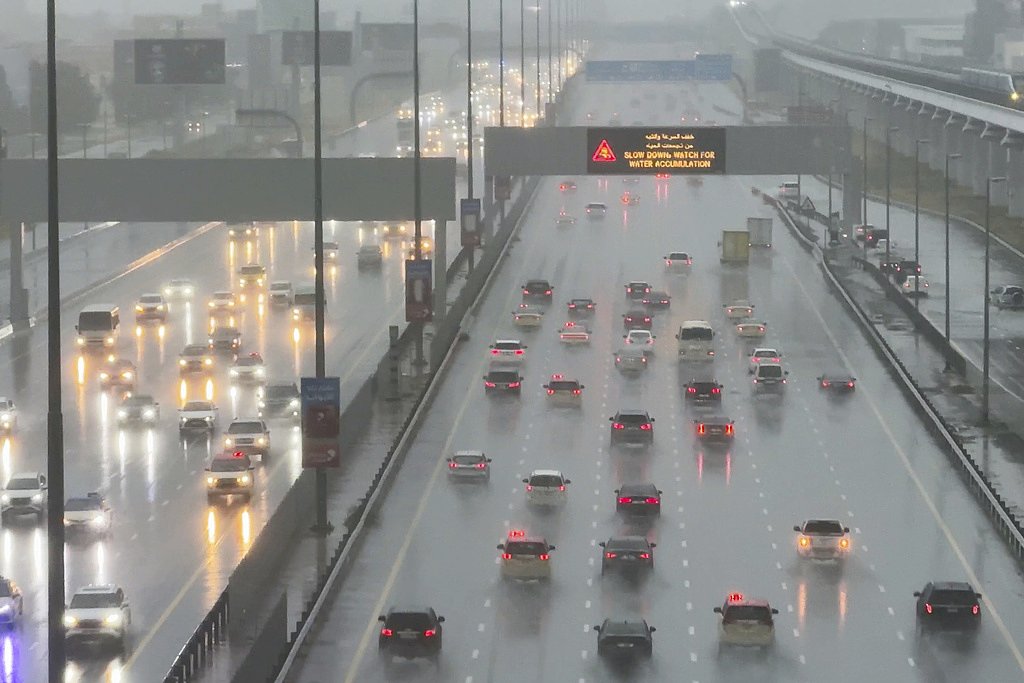 Video shows possible tornado flip car on Ohio interstate