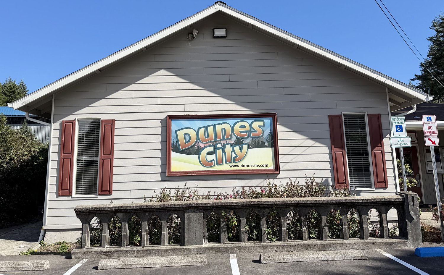 In race for Dunes City mayor, candidates disagree on issue of short-term rentals