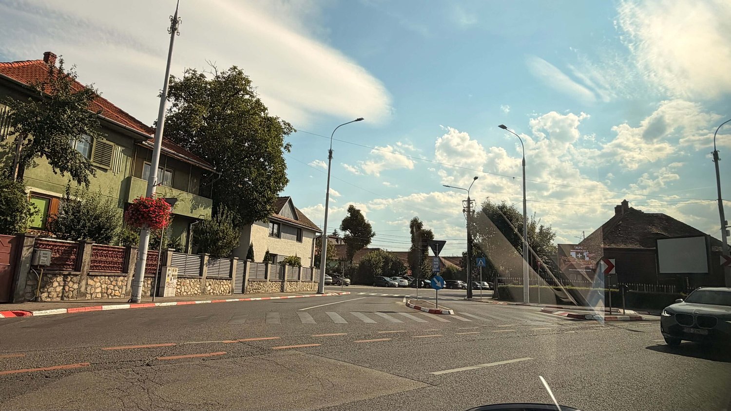 Modificări importante într-o intersecție periculoasă din Sibiu: trecerea de pietoni a fost desființată / foto