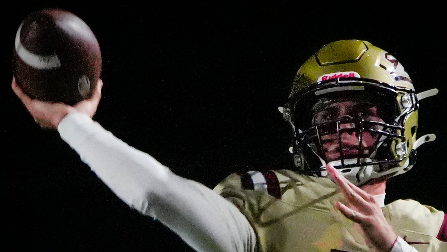 Whitehall football’s seniors celebrate EPC Lehigh Division title after 8th consecutive win