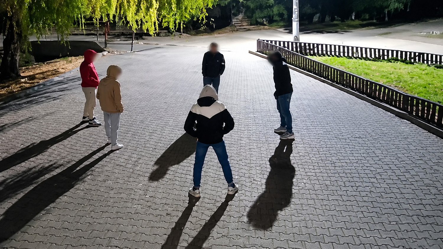 Familii terorizate de o gașcă de teribiliști la Avrig: „Ne taie curentul în bloc, fac gălăgie și ne înjură” / video