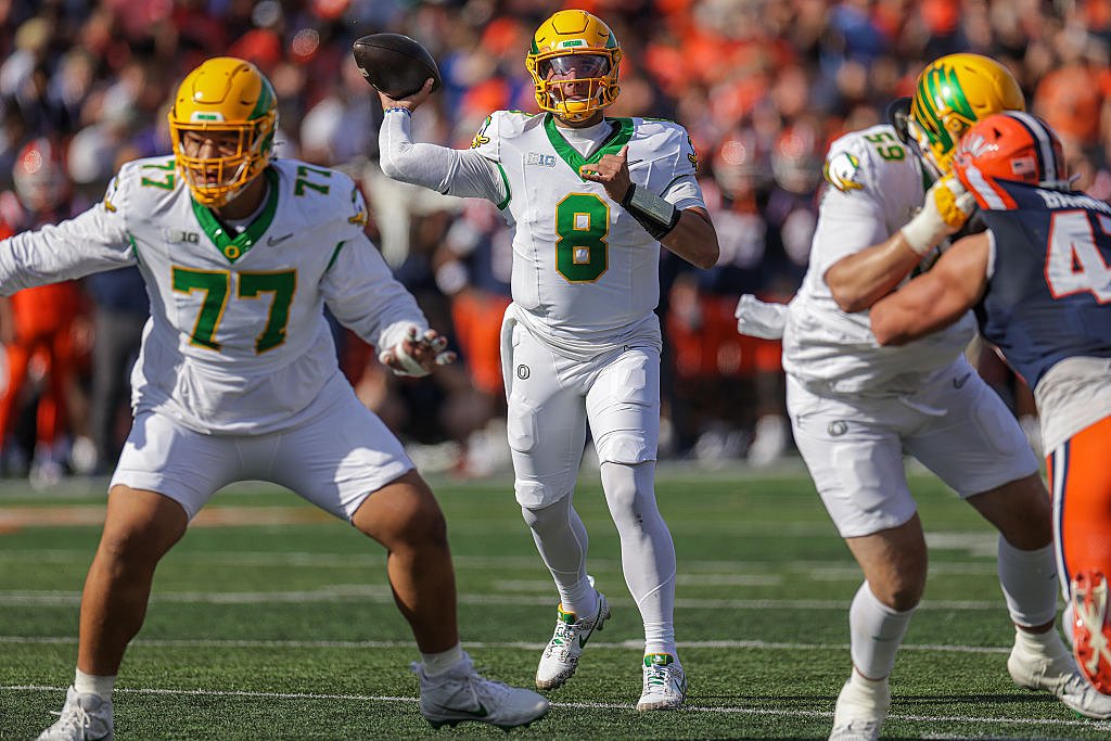 Oregon’s lost season falls off a cliff with catastrophic loss to Illinois