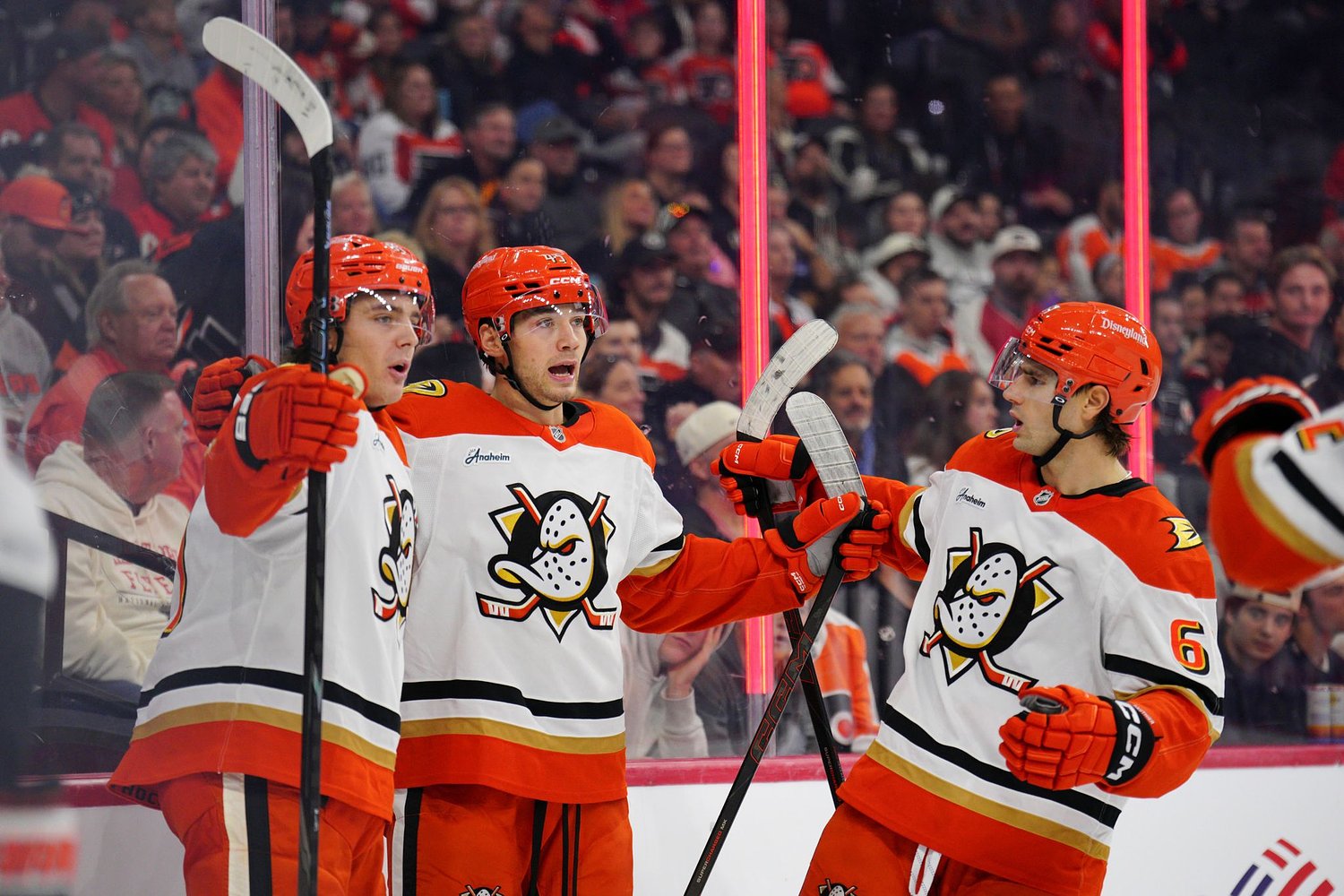 Leo Carlsson leads Ducks past Flyers 5-4 in comeback win