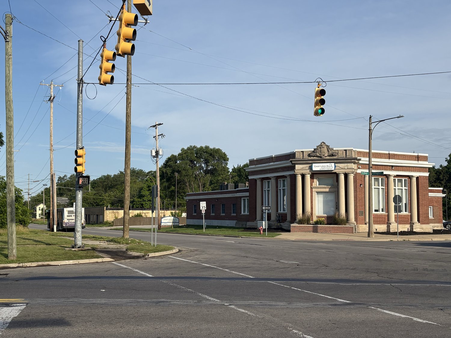 2 Saginaw residents killed after vehicle crashes into utility pole on East Side
