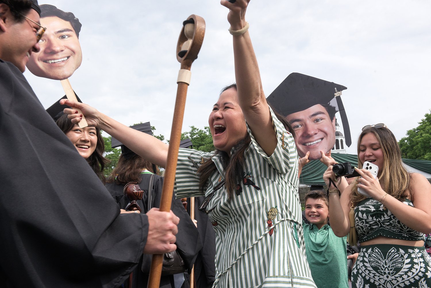 Comedian helps Dartmouth Class of 2026 celebrate commencement
