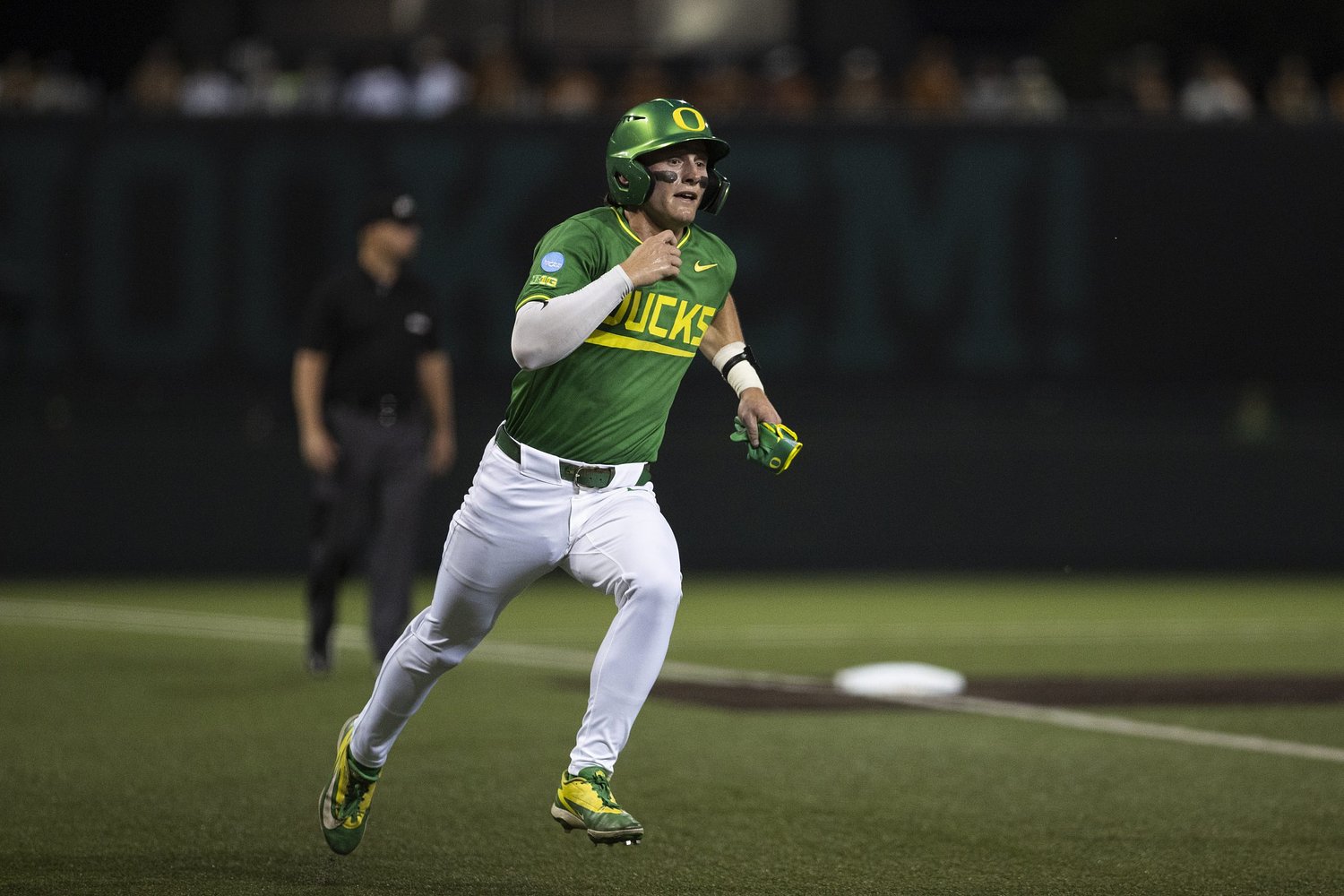 Texas beats Oregon to sweep Super Regional: Live updates recap