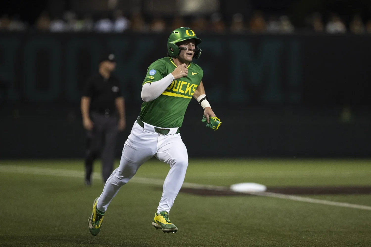 Texas beats Oregon to sweep Super Regional: Live updates recap