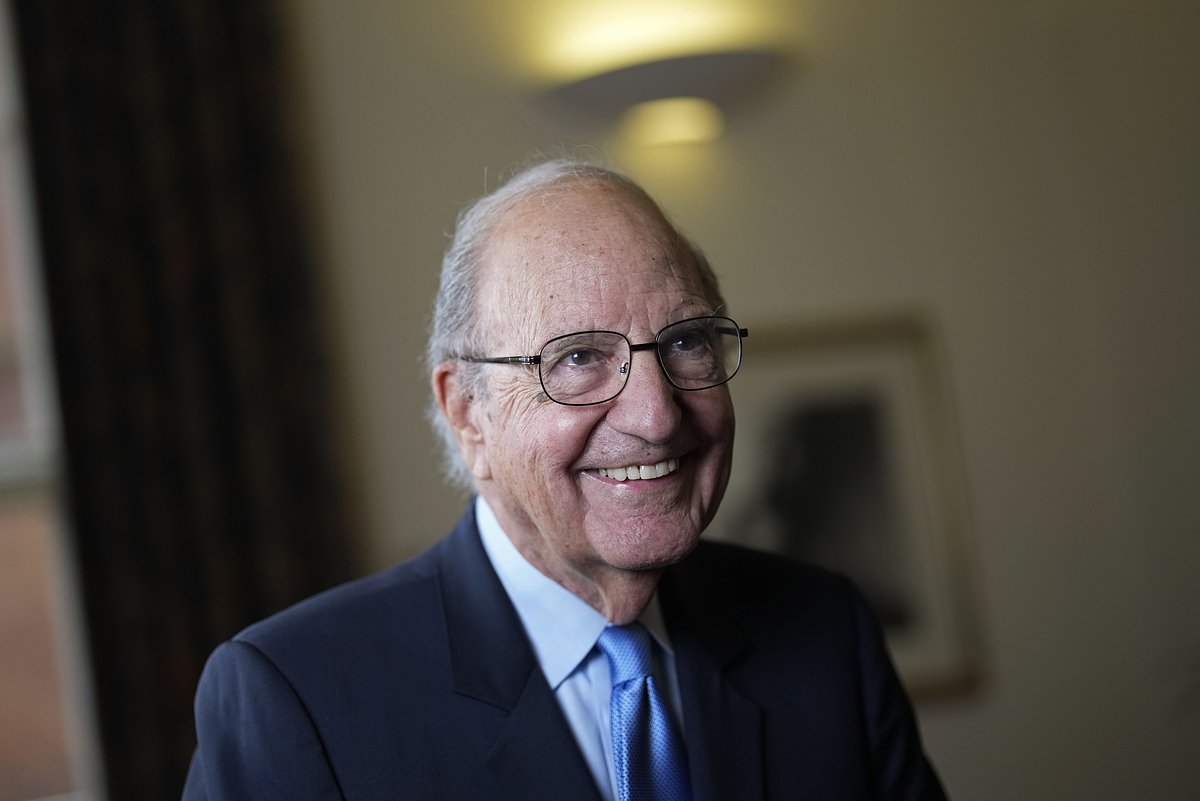 Maine school board votes to remove George Mitchell's name from elementary school