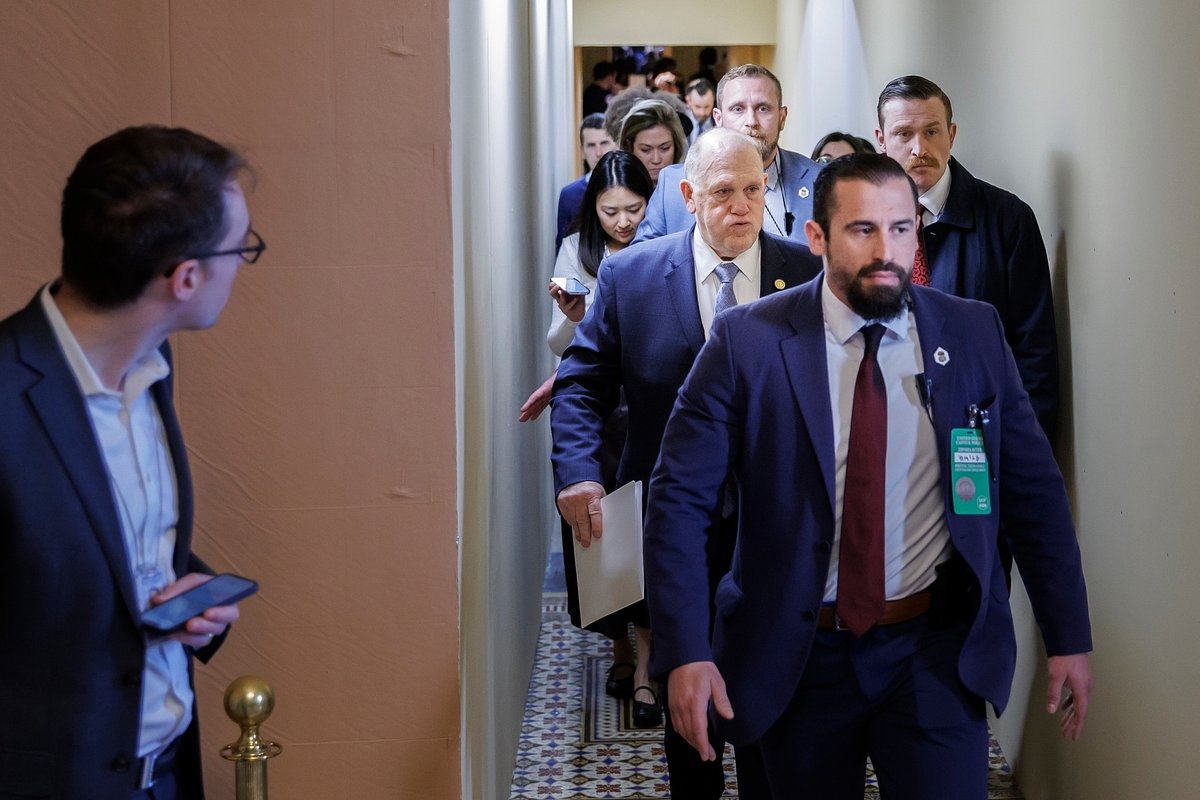 White House officials and senators meet on DHS shutdown, a small sign of progress