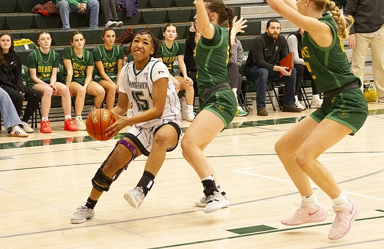 Franklin Lady Quakers Fall Short Against Blanchet In Exciting Metro League Matchup