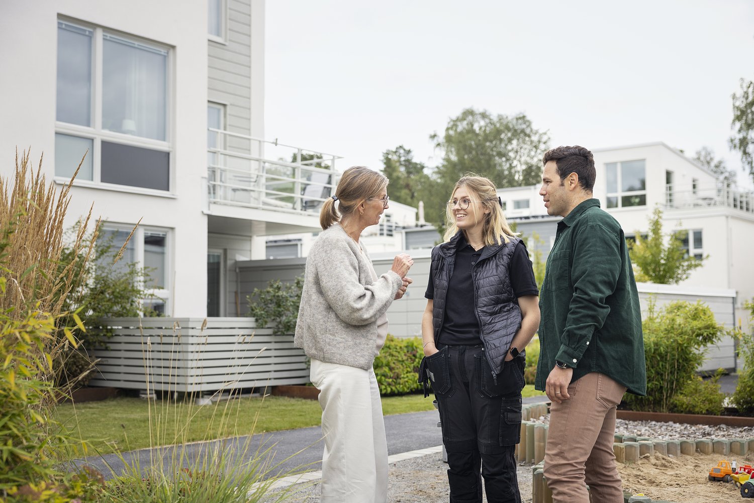 Dear Annie: How do I politely tell my neighbor to mind her business?