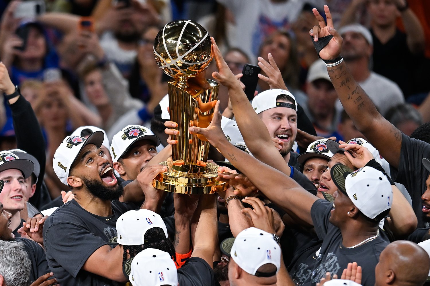 City Hall to glow blue and orange Thursday to celebrate N.Y. Knicks: Which other NYC buildings will be illuminated?