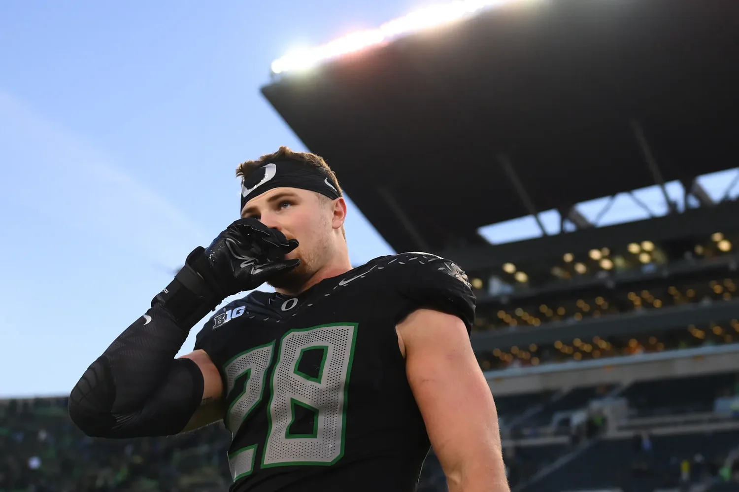 A linebacker, a backup line and a body blow: Oregon drops USC