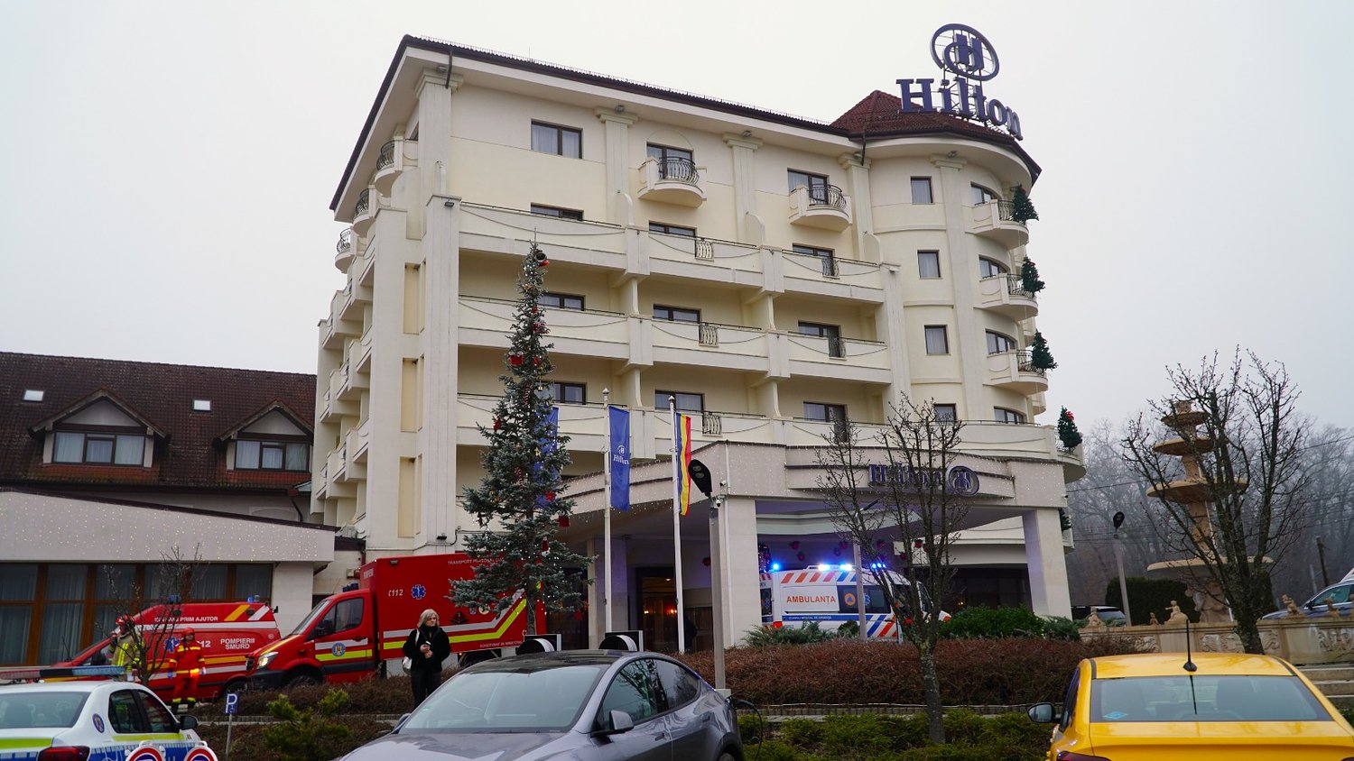 Alertă la Hilton în Sibiu: A căzut tavanul de la piscina interioară - 8 oameni prinși sub dărâmături / video foto