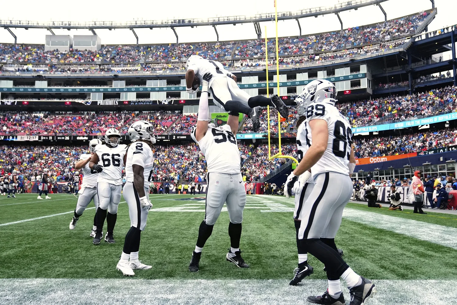 Geno Smith passes for 362 yards and a TD in Raiders debut as Vegas thwarts Patriots 20-13
